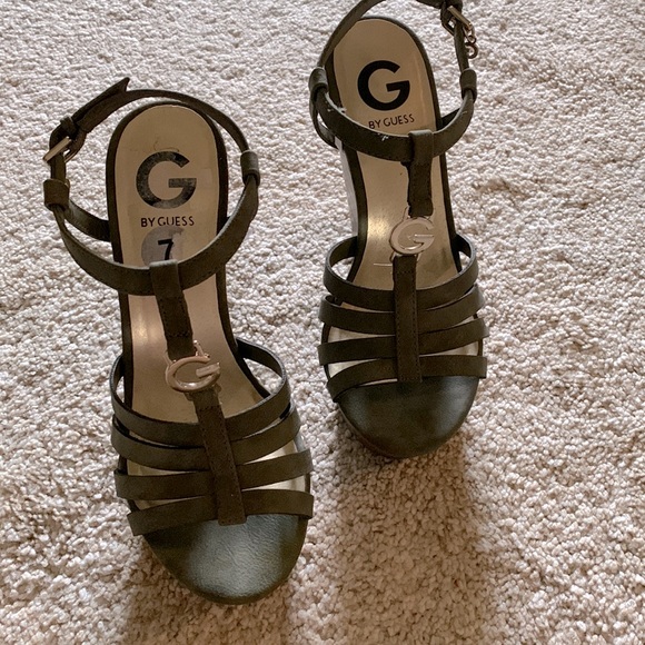 Guess sandals  size 7 - Picture 1 of 4